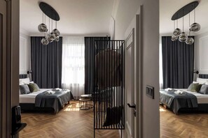 Tabla de planchar con plancha, cuna de viaje, wifi y ropa de cama 