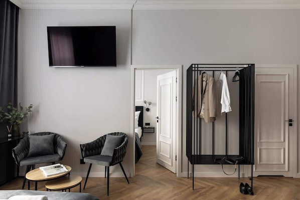 Tabla de planchar con plancha, cuna de viaje, wifi y ropa de cama 