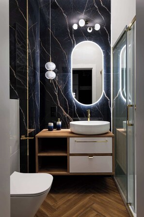 Shower, hair dryer, shampoo - Soho Residence 7 Boutique | Near Old Town (Kraków)