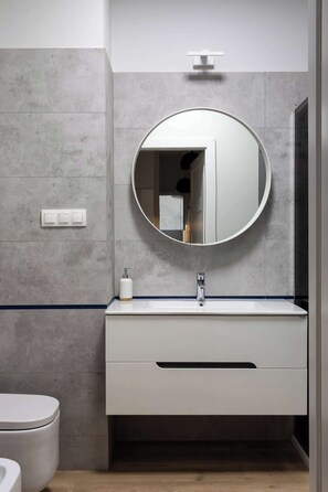 Een douche, een haardroger, shampoo