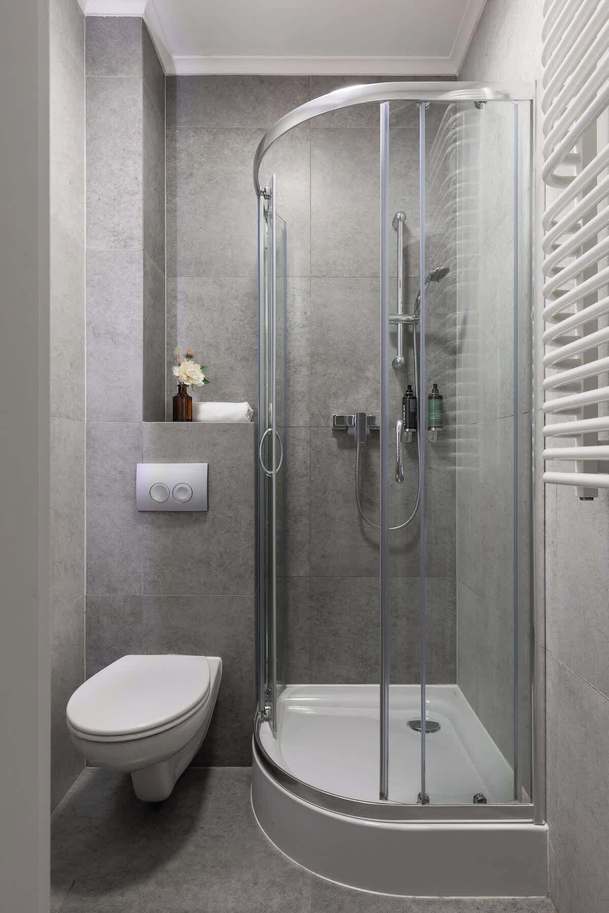Shower, hair dryer, shampoo
