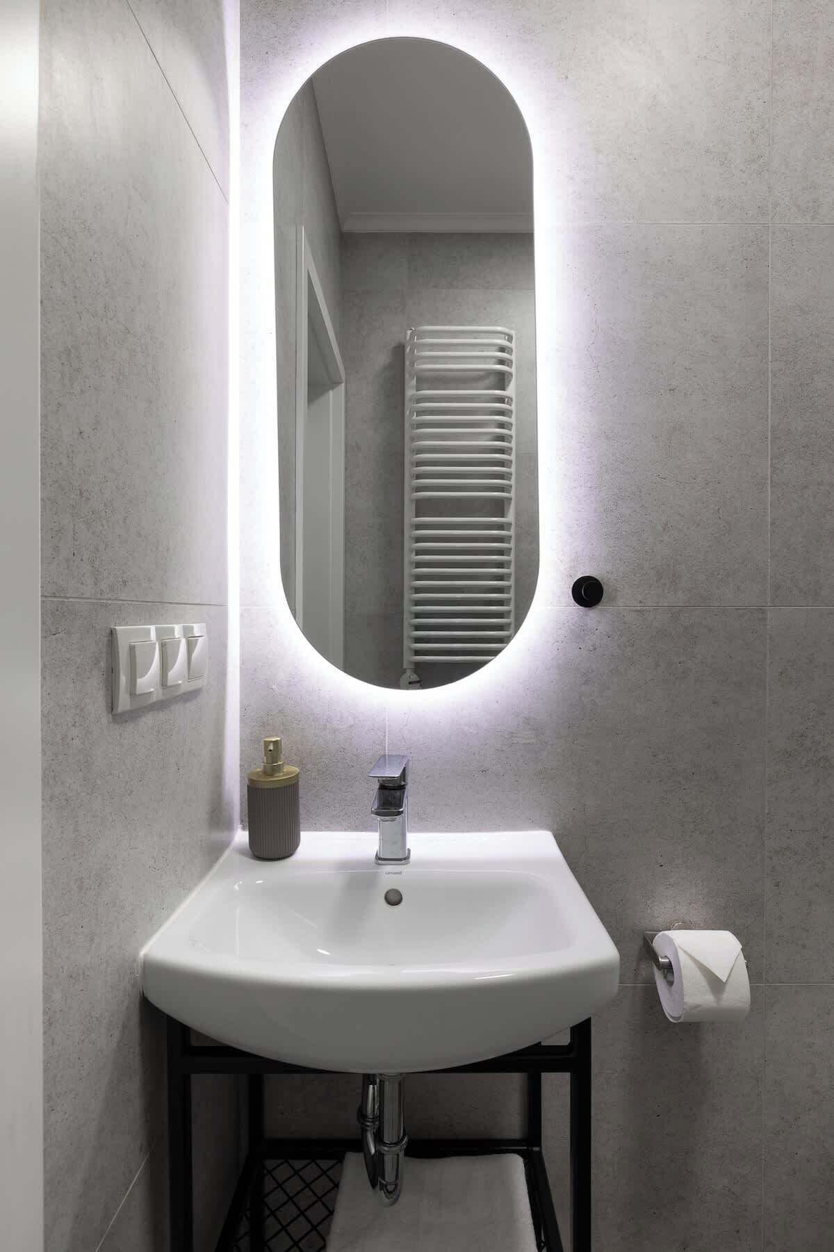 Een douche, een haardroger, shampoo