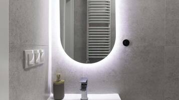 Een douche, een haardroger, shampoo