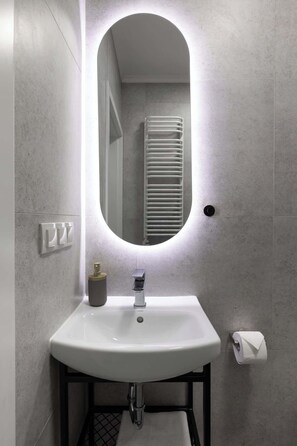 Een douche, een haardroger, shampoo