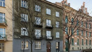 A multi-story building with a central entrance, windows, and balconies. - L23 Boutique 13B | City Center (Kraków)