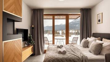 Iron/ironing board, travel cot, WiFi, bed sheets