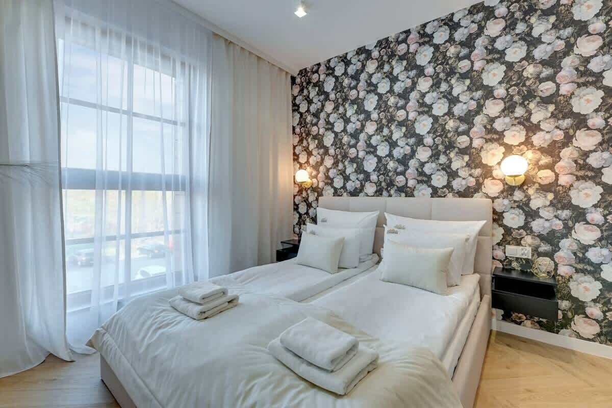 Iron/ironing board, travel crib, WiFi, bed sheets