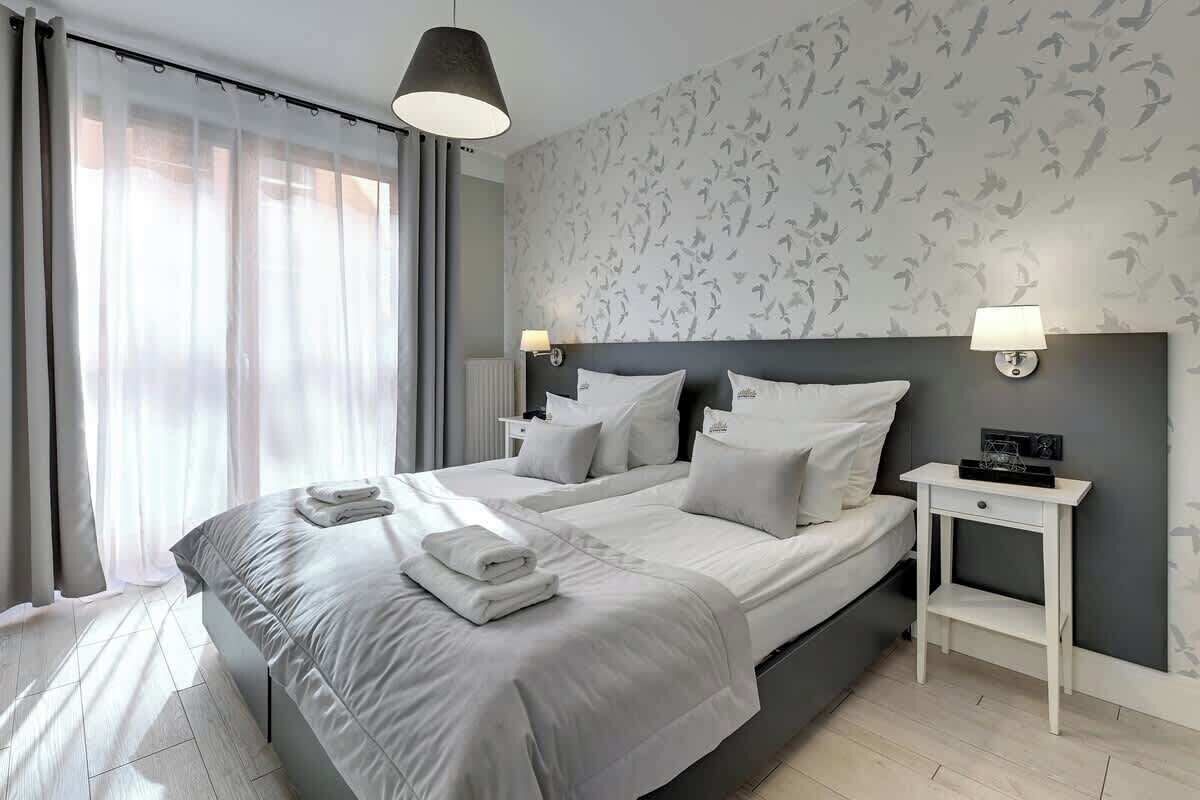 Een strijkplank/strijkijzer, reisbedje, wifi, beddengoed