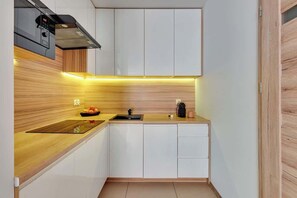 Kühlschrank, Mikrowelle, Herdplatte, Geschirrspüler