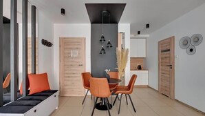 Un salon moderne comprenant un coin repas, une cuisine et un espace nuit séparé.