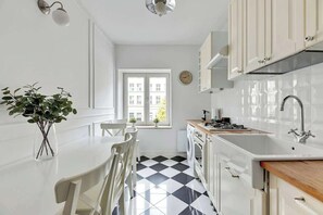 Wasserkocher mit Kaffee-/Teezubehör, Kühlschrank, Ofen, Herdplatte