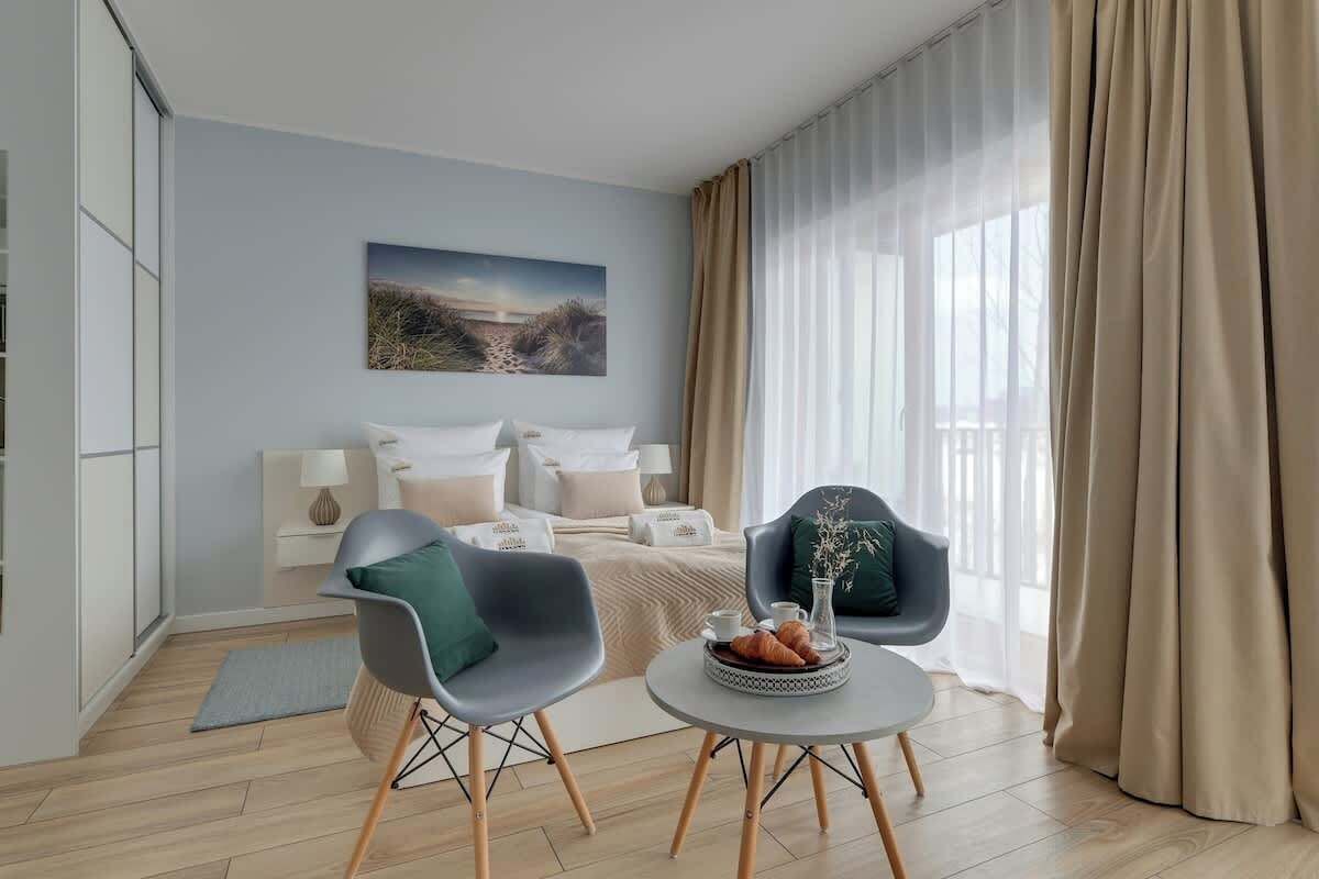 Iron/ironing board, travel crib, WiFi, bed sheets