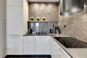 Wasserkocher mit Kaffee-/Teezubehör, Kühlschrank, Mikrowelle, Ofen