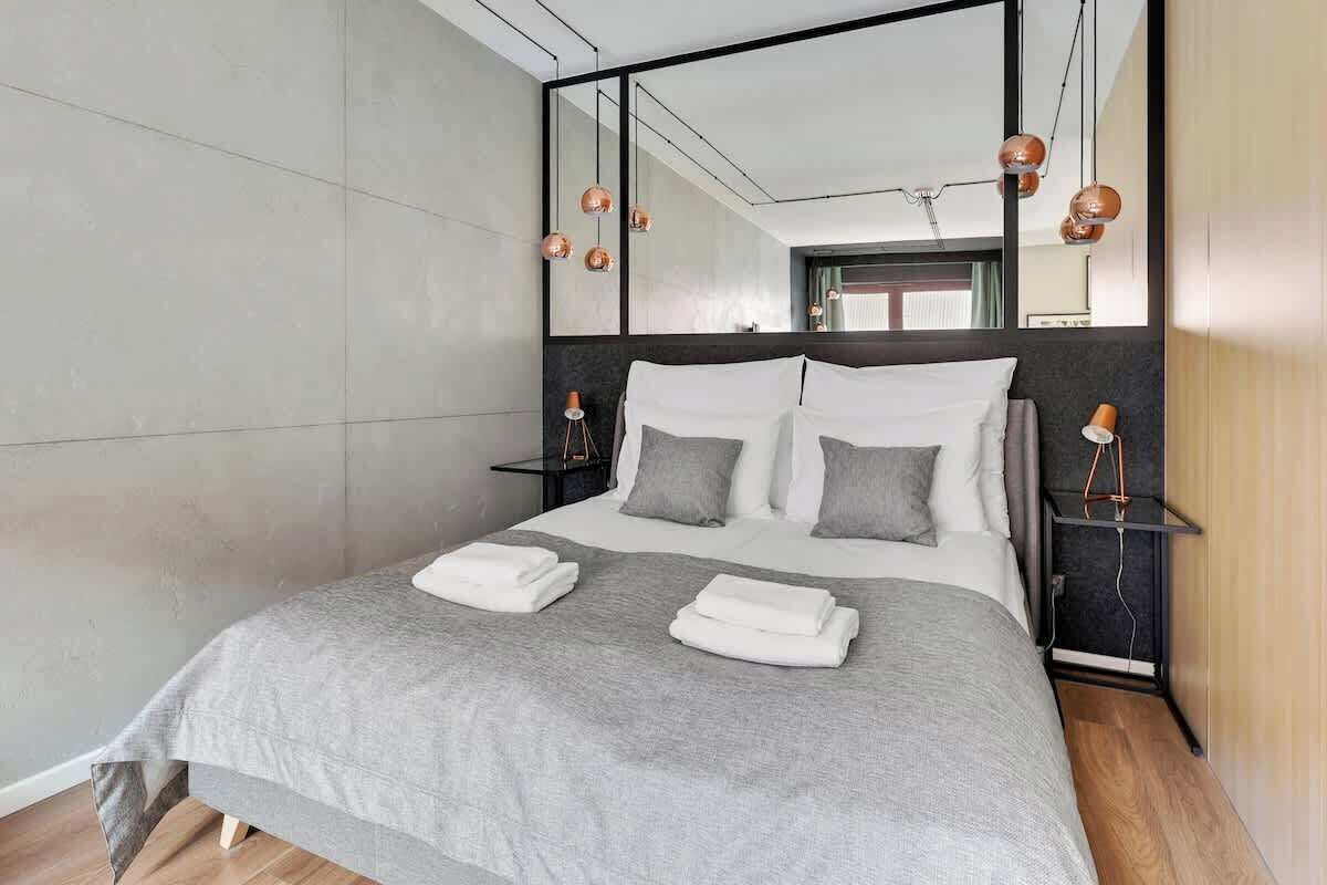 Tabla de planchar con plancha, cuna de viaje, wifi y ropa de cama 