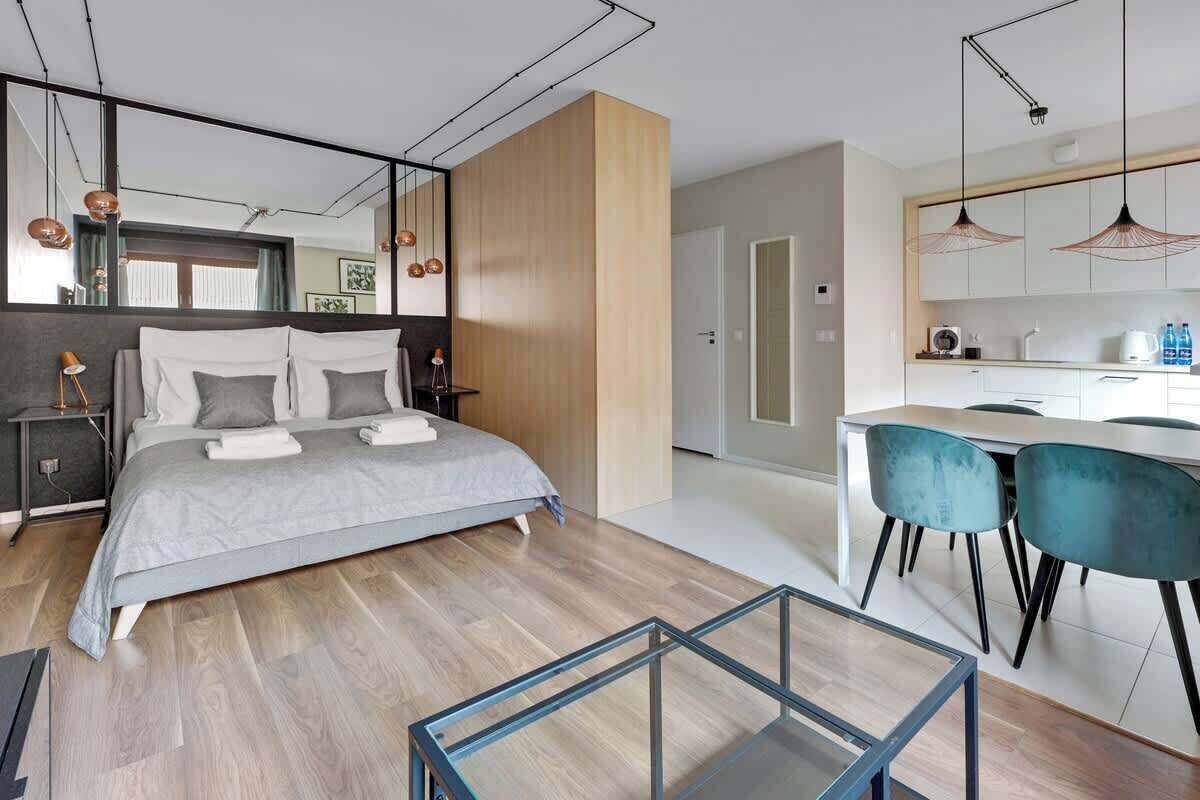 Iron/ironing board, travel cot, WiFi