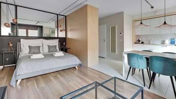 Iron/ironing board, travel cot, WiFi