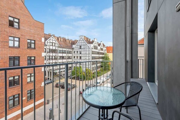 Outdoor dining - Grano Residence 65 with Balcony | Riverside (Gdańsk)