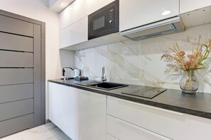 Wasserkocher mit Kaffee-/Teezubehör, Kühlschrank, Mikrowelle, Herdplatte