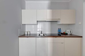 Wasserkocher mit Kaffee-/Teezubehör, Kühlschrank, Herdplatte