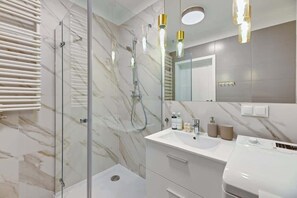 Dusche, Haartrockner, Shampoo