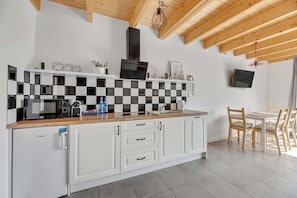 Kühlschrank, Mikrowelle, Herdplatte, Geschirrspüler