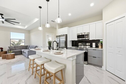 Sleeps 11 people! 3 Bedroom/3 Bath, Great location