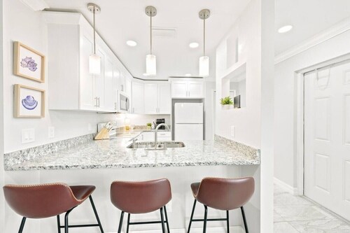 5 minutes to Downtown Ft Myers/ Sleeps 6!