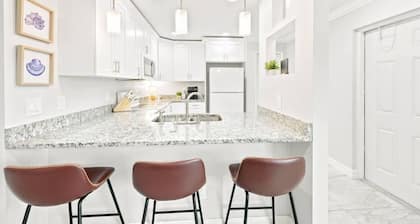 5 minutes to Downtown Ft Myers/ Sleeps 6!