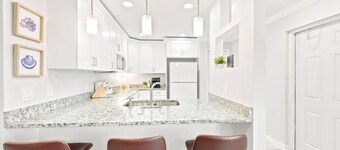 5 minutes to Downtown Ft Myers/ Sleeps 6!