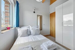 Tabla de planchar con plancha, wifi y ropa de cama 