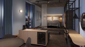 Ein modernes Hotelzimmer mit Bett, Sitzgelegenheit, kleinem Tisch und Blick auf die beleuchtete Stadt.