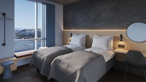 Ein modernes Hotelzimmer mit zwei Betten, einem großen Fenster mit Bergblick, einem runden Spiegel an der Wand und einem kleinen runden Tisch.