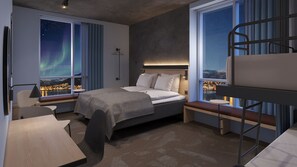 Una habitación de hotel moderna con cama, escritorio, silla, literas y ventanas grandes con vista al cielo nocturno.