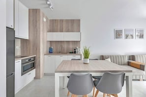 Fridge, oven, stovetop, dishwasher