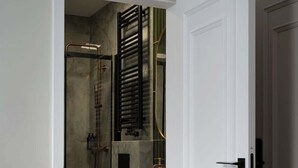 Een badkamer met een douche, toilet en wastafel.