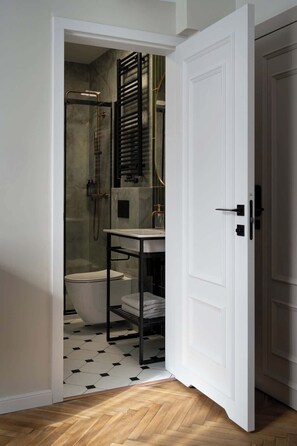 Dusche, Haartrockner, Shampoo
