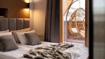 Tabla de planchar con plancha, cuna de viaje, wifi y ropa de cama