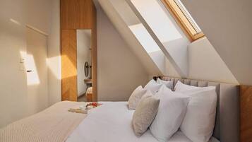 Iron/ironing board, travel crib, WiFi, bed sheets