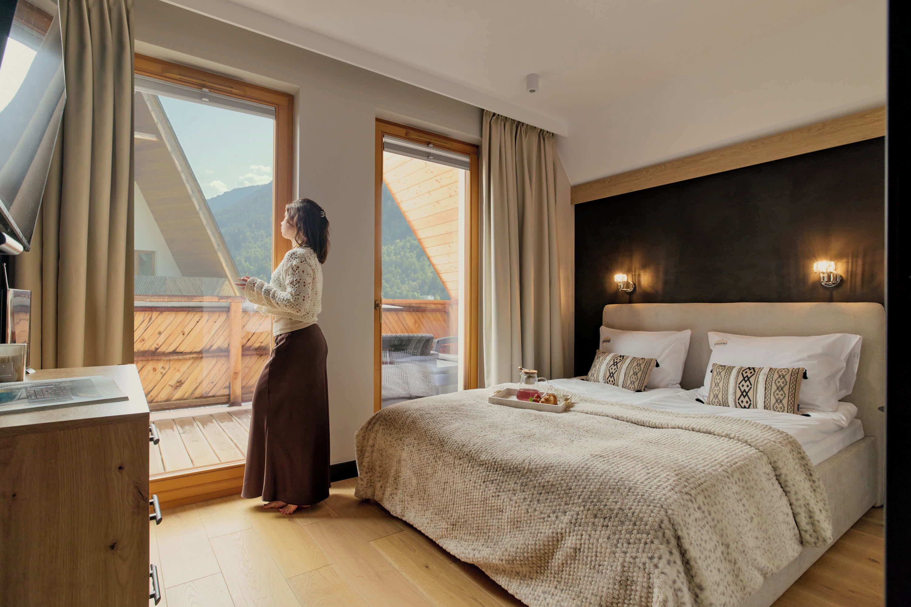 Iron/ironing board, travel crib, WiFi, bed sheets