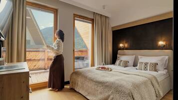 Iron/ironing board, travel crib, WiFi, bed sheets