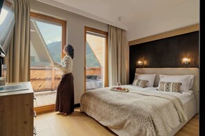 Tabla de planchar con plancha, cuna de viaje, wifi y ropa de cama 