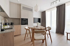 Wasserkocher mit Kaffee-/Teezubehör, Kühlschrank, Mikrowelle, Ofen