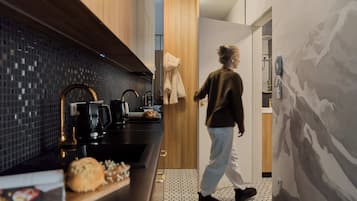 Kaffe- och tebryggare, kylskåp, mikrovågsugn och spishäll