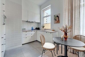 Wasserkocher mit Kaffee-/Teezubehör, Kühlschrank, Mikrowelle, Ofen