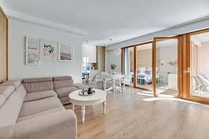 TV - Aura 123 | River View | City Center & Parking (Gdańsk)