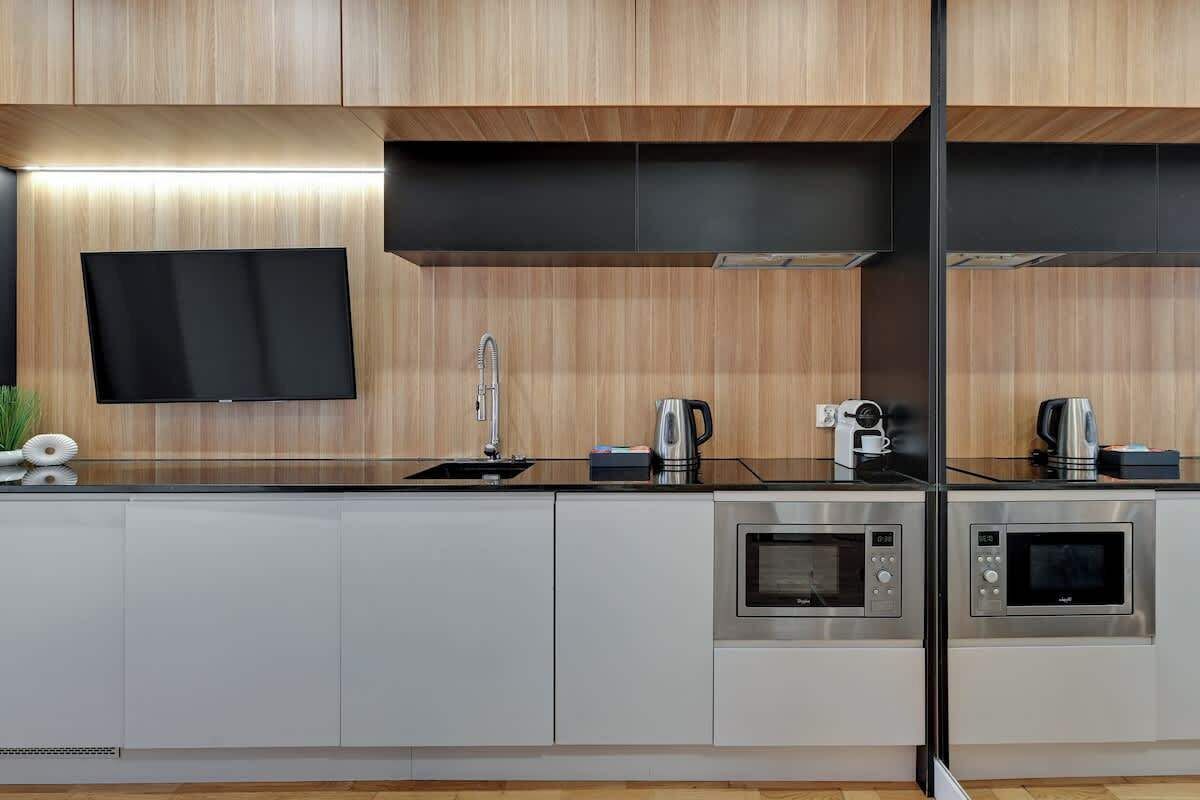 Fridge, microwave, stovetop, dishwasher