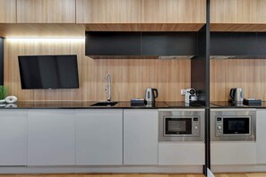 茶具/咖啡用具、冰箱、微 波炉、炉灶