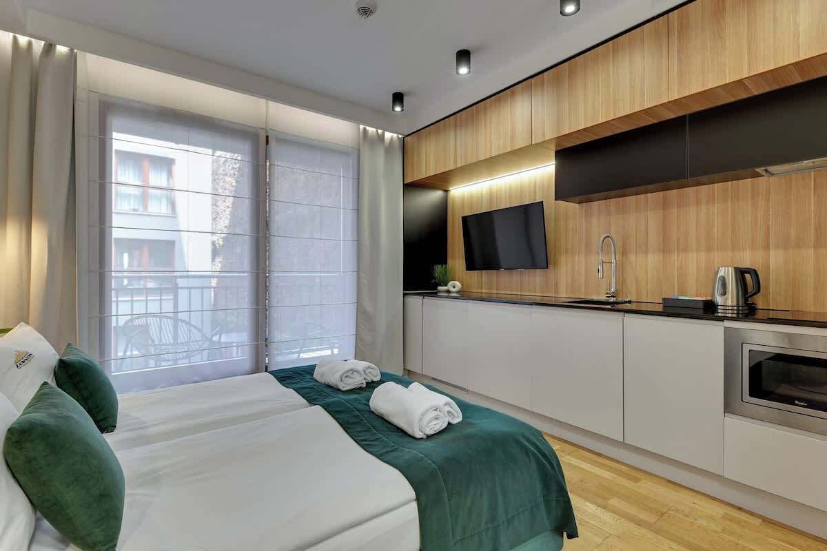 Iron/ironing board, travel crib, WiFi, bed sheets