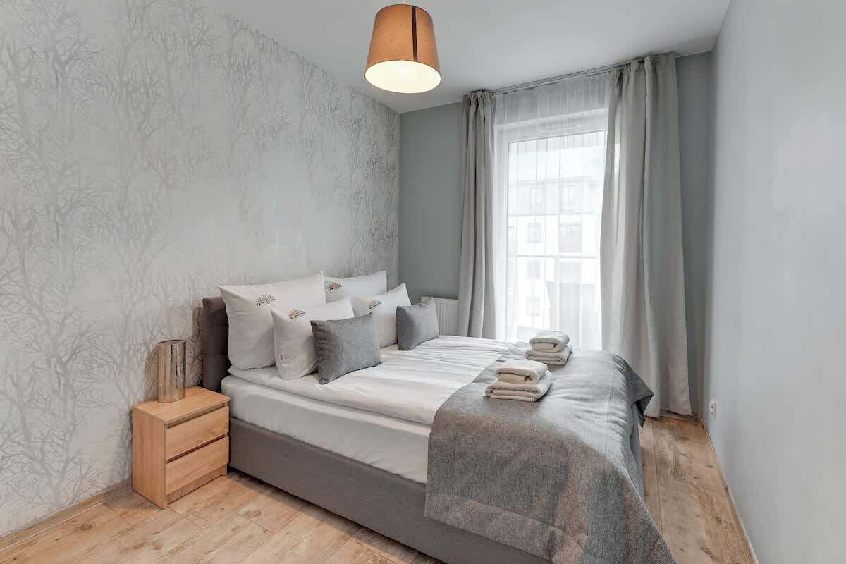 Iron/ironing board, travel crib, WiFi, bed sheets