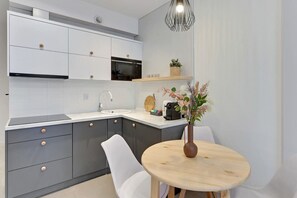 Wasserkocher mit Kaffee-/Teezubehör, Kühlschrank, Mikrowelle, Herdplatte